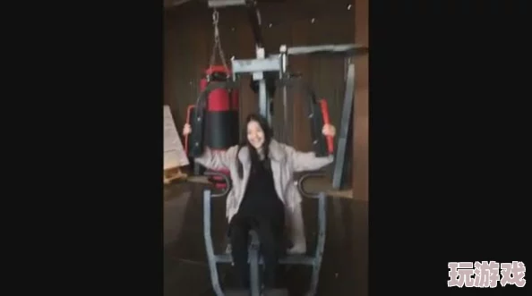鸡巴夹在女性胸里摩擦，现场目击者称场面令人震惊，视频曝光引发热议！